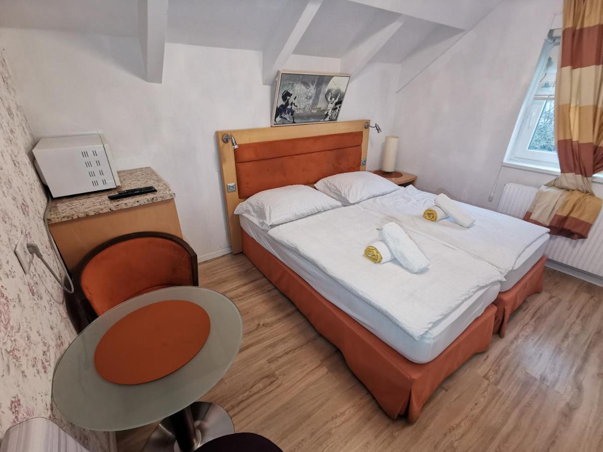 Pension Foehrenhain Gerasdorf bei Wien Extérieur photo